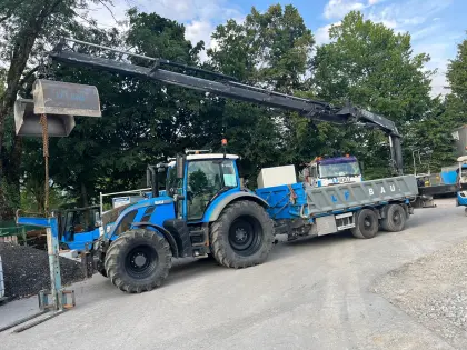 Fendt 516 mit Kipper und Kran