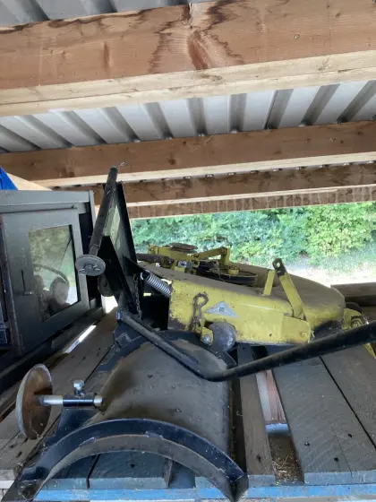 John Deere 108 mit Schneeschild und Mähwerk, Rasentraktor