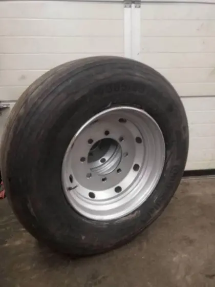 Komplett Kipperreifen 385/65R22,5, 8 Loch, ET0
