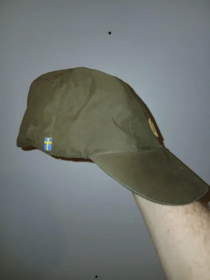 Jacken, Schießwesten und Kappe
