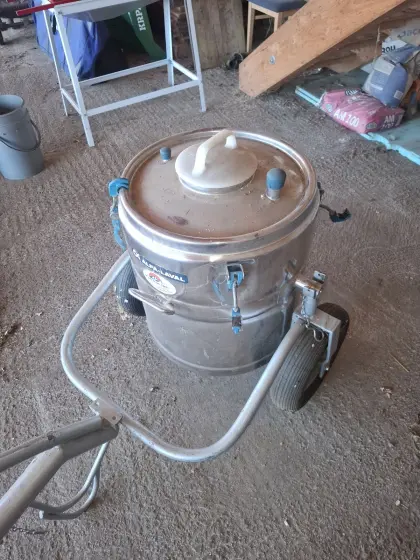 Milchtank mit Fahreinrichtung