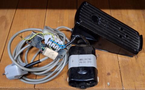 Nähmaschinenmotor mit Fußschalter