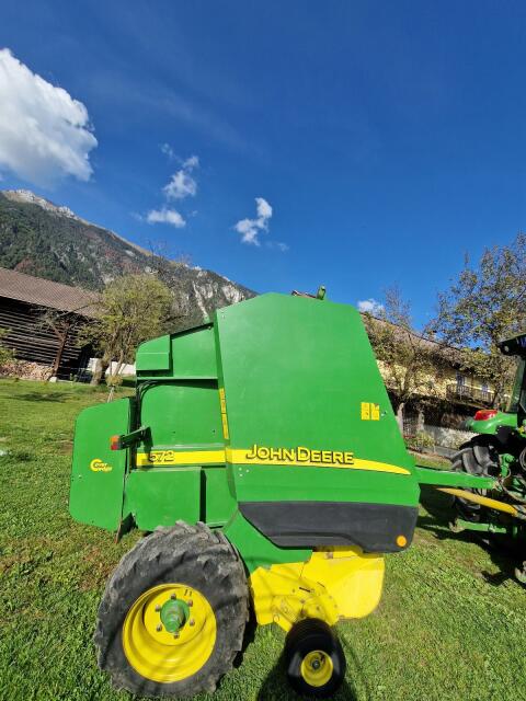 Rundballenpresse John Deere 572