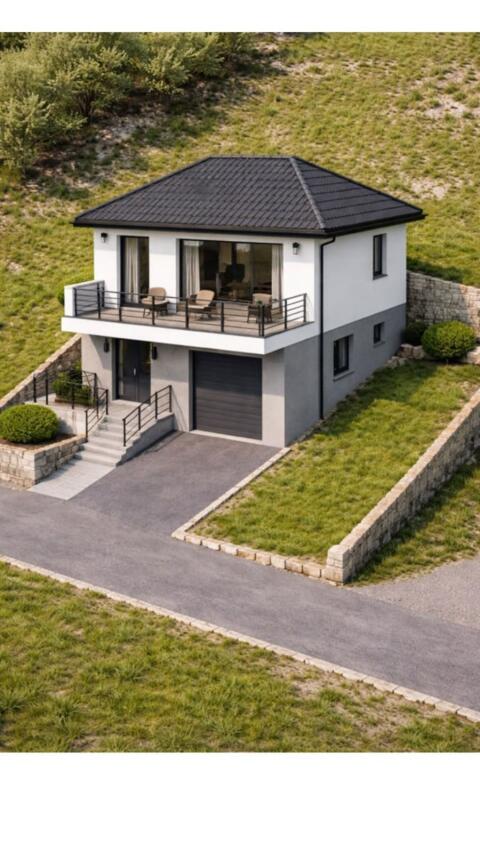 Hanghäuser mit Steinmauer
