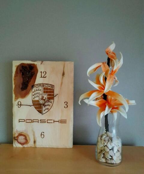 Porsche-Wanduhr aus Zirbenholz, gelasertes Porsche-Logo