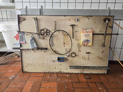 Antike Werkstatt-Lochwand, Werkzeugwand 130 x 86 cm mit Zubehör