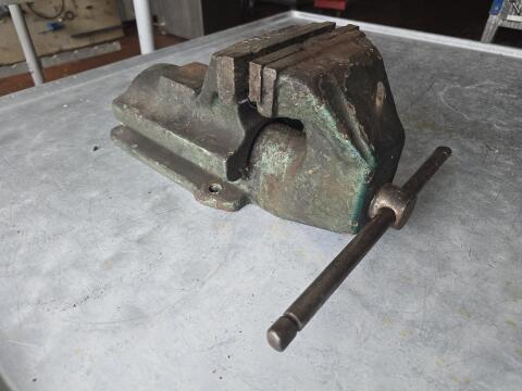 Antiker Schraubstock aus Gusseisen, grün, vermutlich Brockhaus H