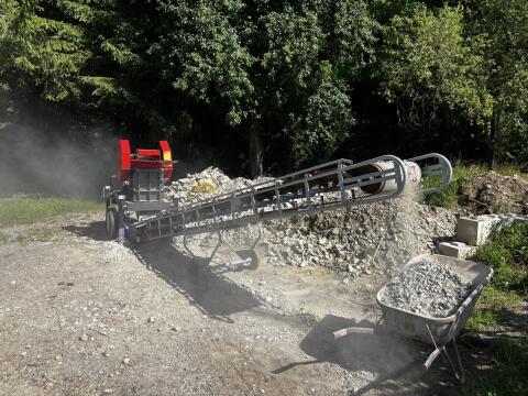 Backenbrecher, kleine Brechanlage mit Förderband