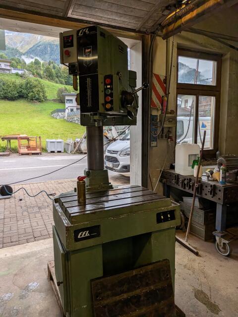 Getriebe-Ständerbohrmaschine mit Gelenkarm-Ausleger