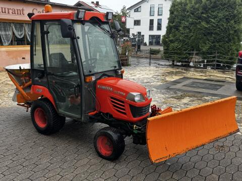 Kubota BX 2350 mit neuem Schneeschild und Streuer, BX 2350