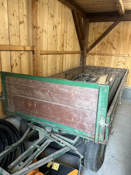 Anhänger mit Holzplateau