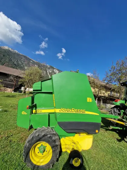 Rundballenpresse John Deere 572