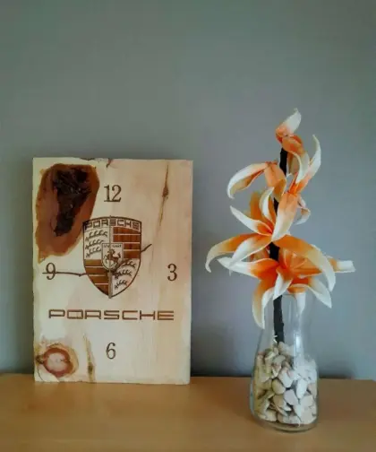 Porsche-Wanduhr aus Zirbenholz, gelasertes Porsche-Logo