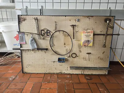 Antike Werkstatt-Lochwand, Werkzeugwand 130 x 86 cm mit Zubehör