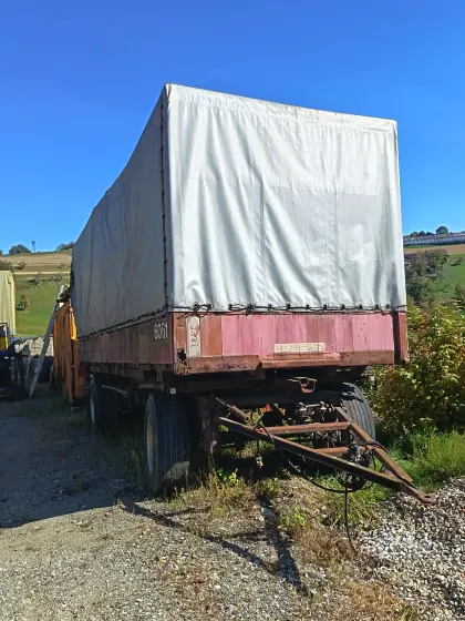 Wechselpritschenanhänger mit Planenpritsche (Ballenwagen)