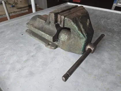 Antiker Schraubstock aus Gusseisen, grün, vermutlich Brockhaus H
