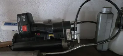 Akku-Fettpresse mit 2 Akkus
