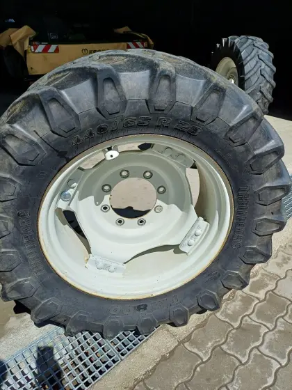 Kompletträder Pirelli 440/65R28