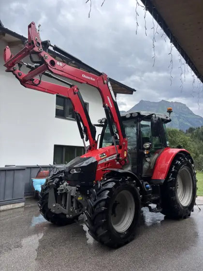 Massey Ferguson 5713 S