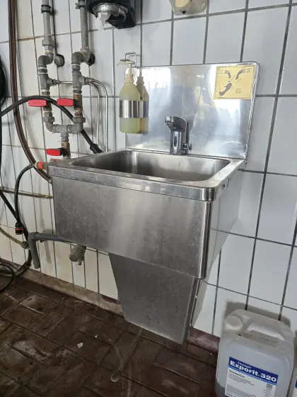 Profi-Edelstahl-Waschbecken mit automatischer Handerkennung