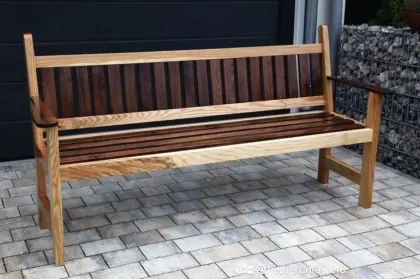 Bänke aus Eschenholz