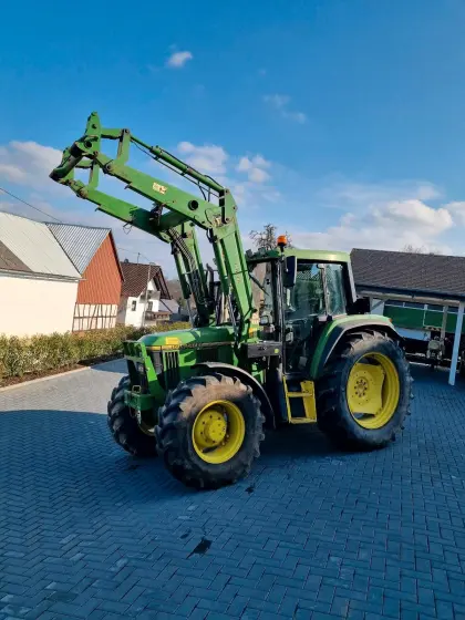 John Deere 6110 mit Frontlader