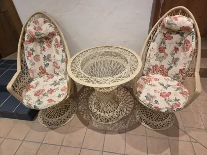 Set Pfauensessel, Tisch