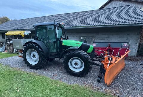 Traktor Deutz Agrifarm 410 G mit Schneepflug und Streuer