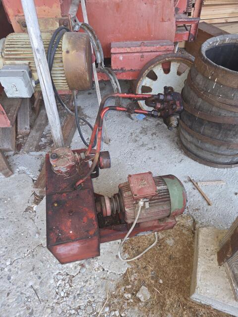 Hydraulikpumpe mit Elektromotor und Öltank