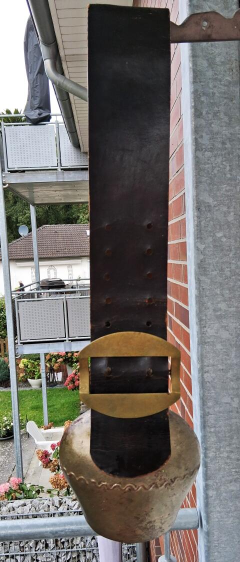 Kuhglocke mit Riemen und Messingschnalle, Kuhschelle