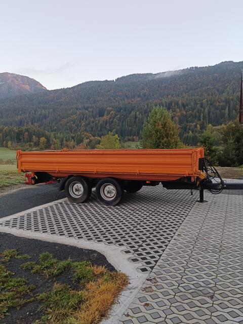 LKW-Tieflader-Kipper auf 25 km/h