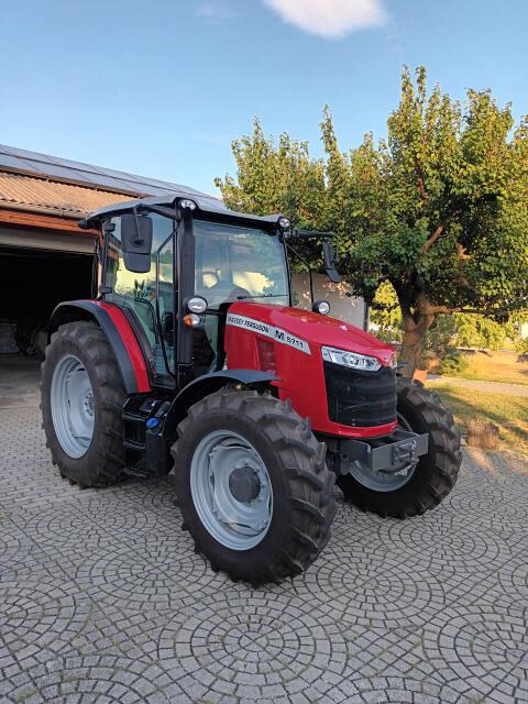Massey Ferguson M5711
