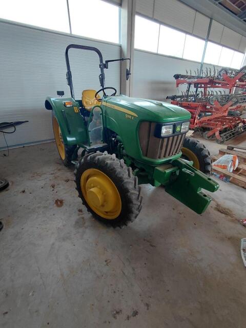 John Deere 5055E