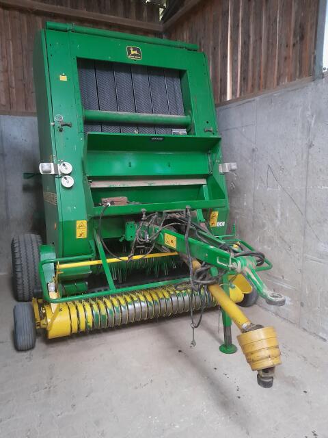 Rundballenpresse John Deere 590