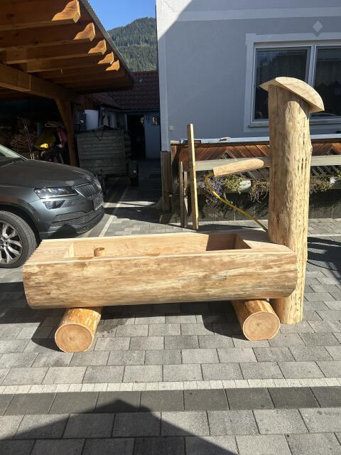 Holzbrunnen, Trog, Kräuterbeete, massive Sitzgarnitur