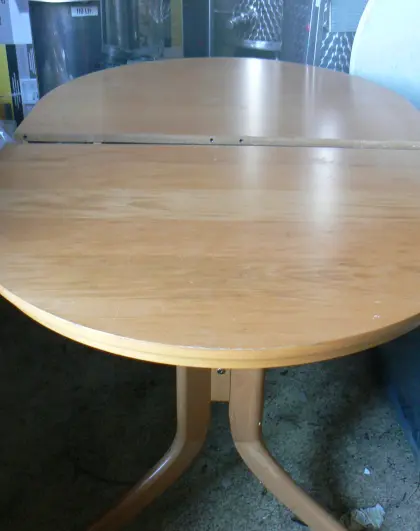 Ovaler Tisch, ausziehbar, beige