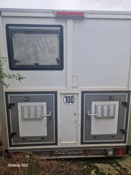Wohnanhänger mit Hundeboxen