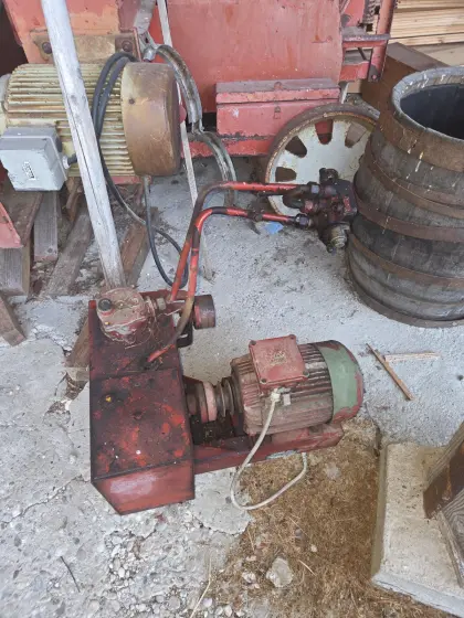 Hydraulikpumpe mit Elektromotor und Öltank