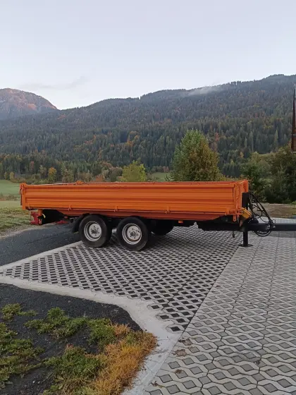 LKW-Tieflader-Kipper auf 25 km/h