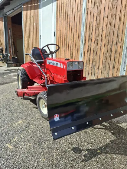 Rasenmähertraktor mit Schneeschild