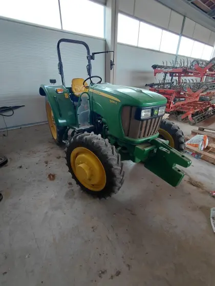 John Deere 5055E