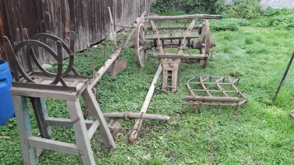 Historische Ackergeräte, altes Bauernwerkzeug zu verschenken