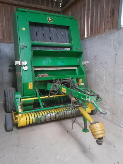 Rundballenpresse John Deere 590