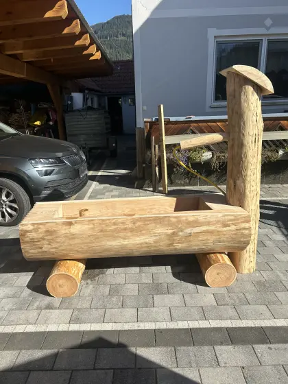 Holzbrunnen, Trog, Kräuterbeete, massive Sitzgarnitur