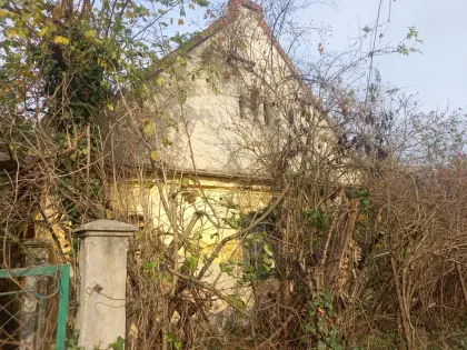 Haus in Ungarn, stark sanierungsbedürftig
