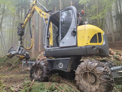 Mobilbagger Wacker Neuson EW100 mit Kesla SH 20 Harvester