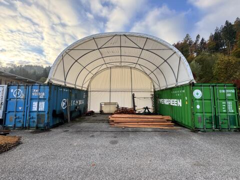 Container mit Rundbogenhalle