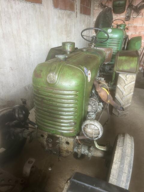 4 Steyr Traktoren T80, T84