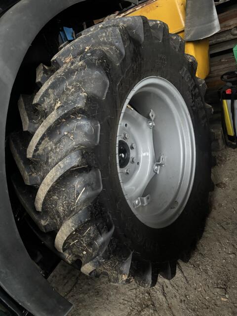 Räder, Reifen, Felgen 420/65 R 24 Zoll Steyr, Case, New Holland