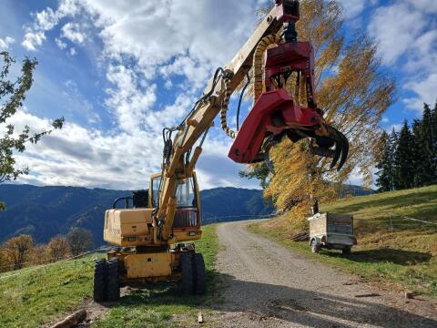 Komatsu PW 110R mit Woody H41